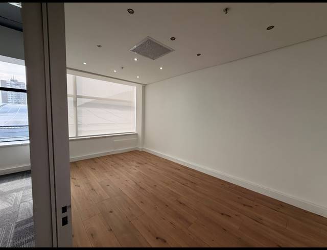 148M² OFFICE TO LET IN SEA POINT